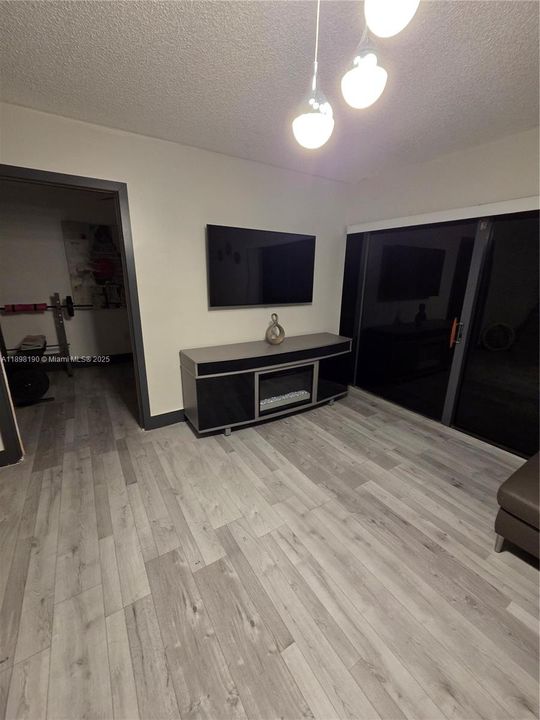 Под контрактом: $389,000 (3 спален, 3 ванн, 2282 Квадратных фут)