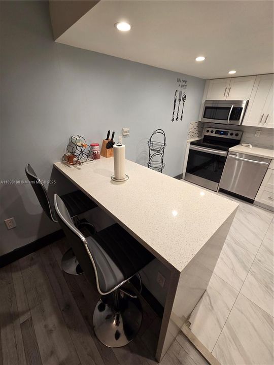 Под контрактом: $389,000 (3 спален, 3 ванн, 2282 Квадратных фут)