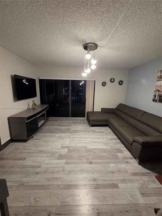 Под контрактом: $389,000 (3 спален, 3 ванн, 2282 Квадратных фут)