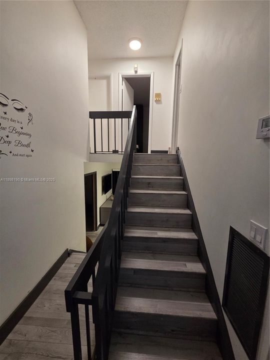 Под контрактом: $389,000 (3 спален, 3 ванн, 2282 Квадратных фут)