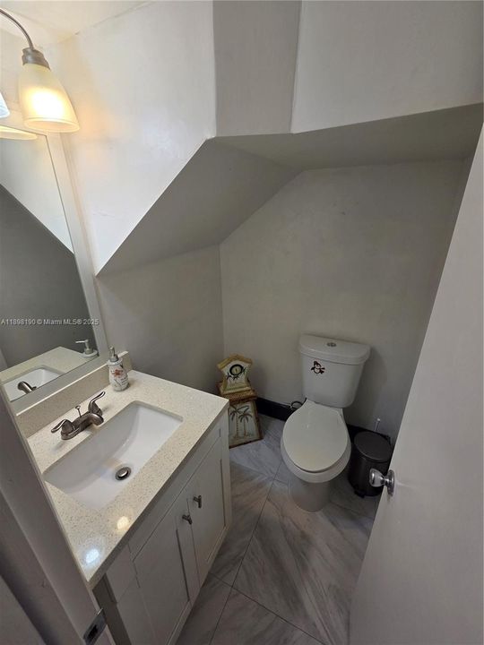 Под контрактом: $389,000 (3 спален, 3 ванн, 2282 Квадратных фут)