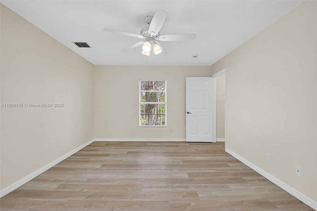 Master Upstairs w/2 walk in Closets