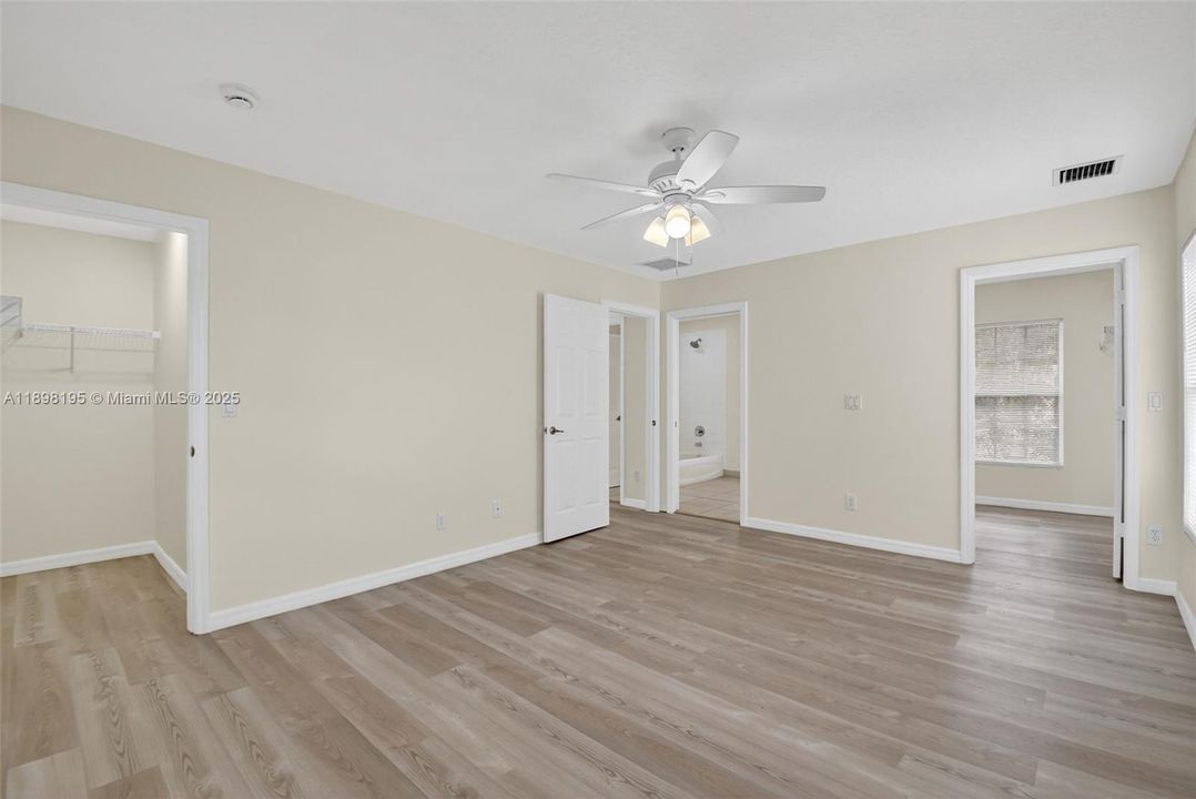 Upstairs Master Suiteaccess to BT ROOM