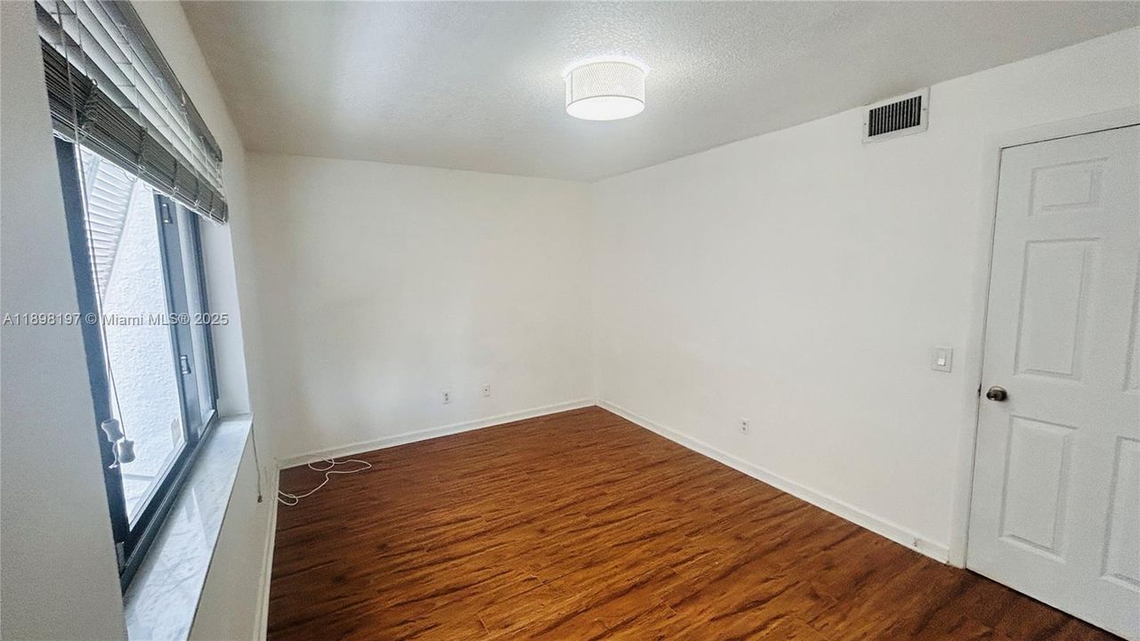 For Sale: $450,000 (2 beds, 1 baths, 1482 Square Feet)
