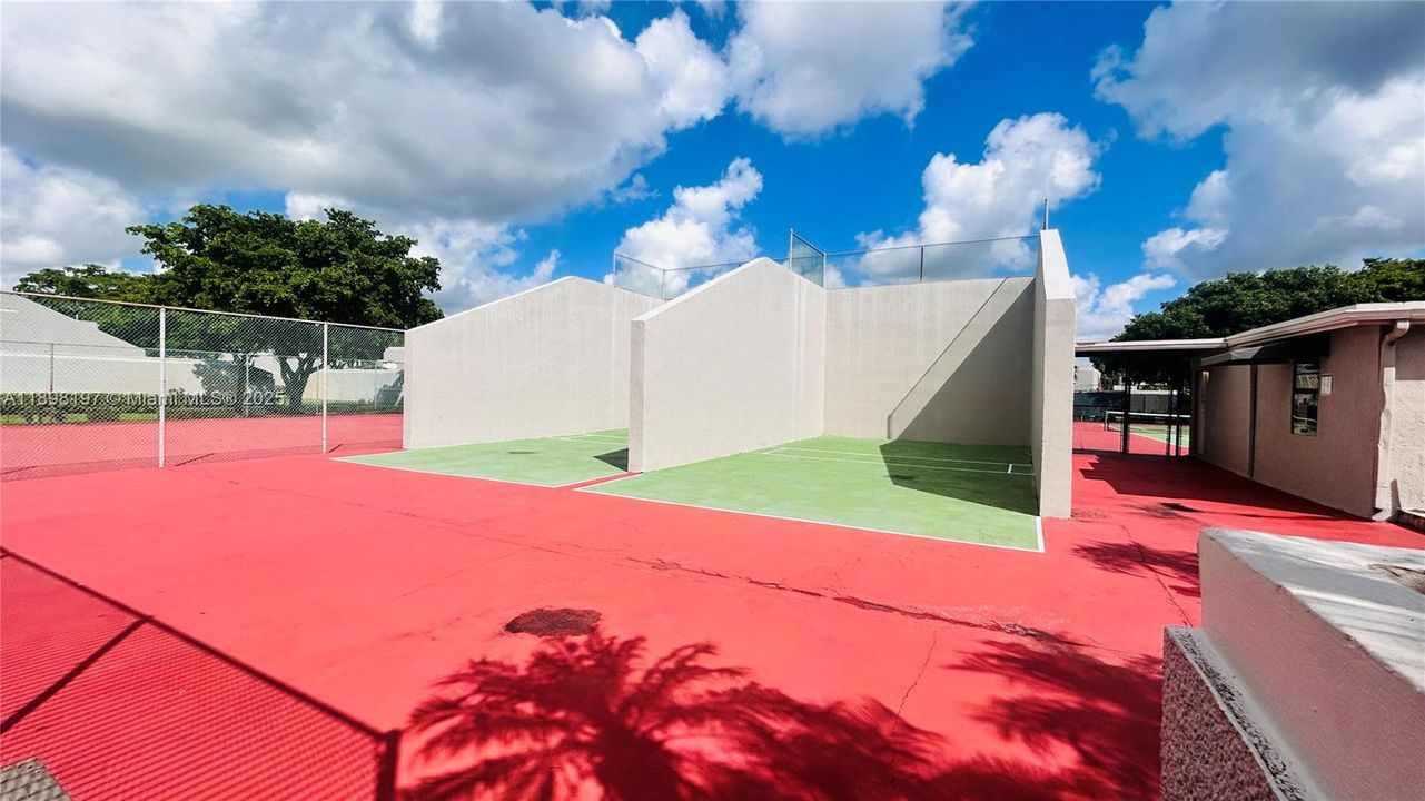 For Sale: $450,000 (2 beds, 1 baths, 1482 Square Feet)