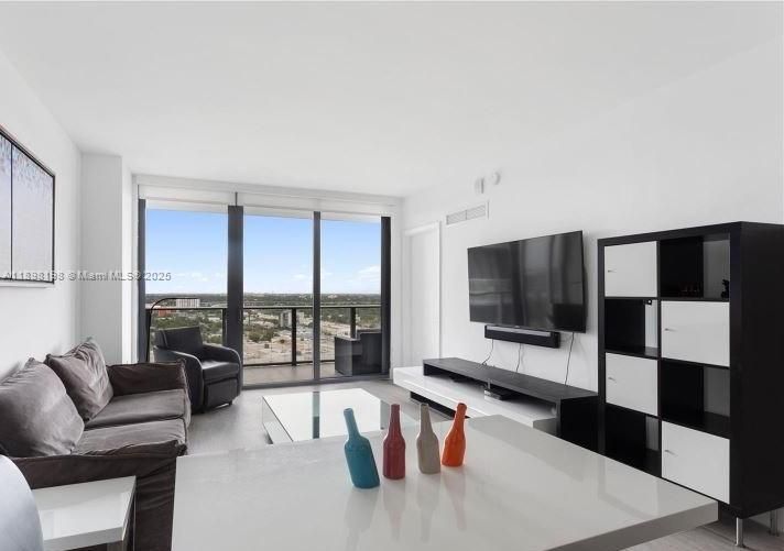 Active With Contract: $3,500 (1 beds, 1 baths, 737 Square Feet)