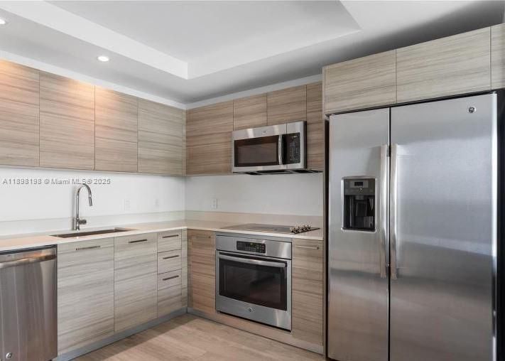 Active With Contract: $3,500 (1 beds, 1 baths, 737 Square Feet)