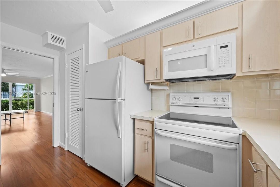 Recently Sold: $275,000 (2 beds, 2 baths, 1038 Square Feet)