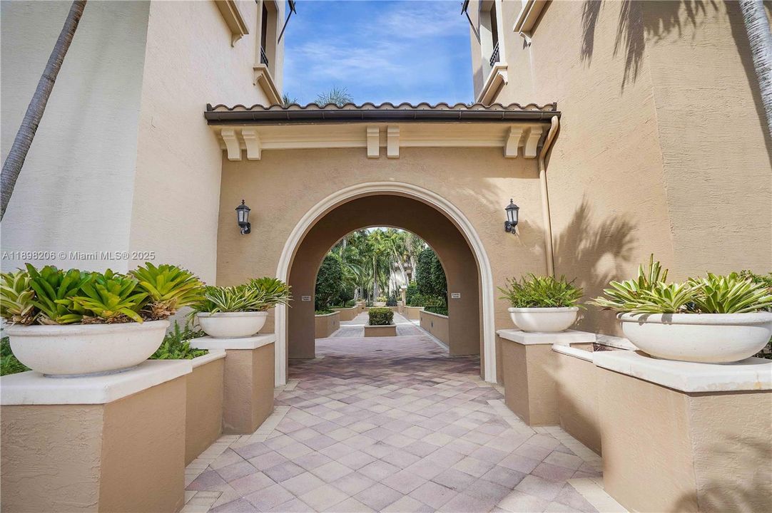 For Sale: $420,000 (2 beds, 2 baths, 1174 Square Feet)