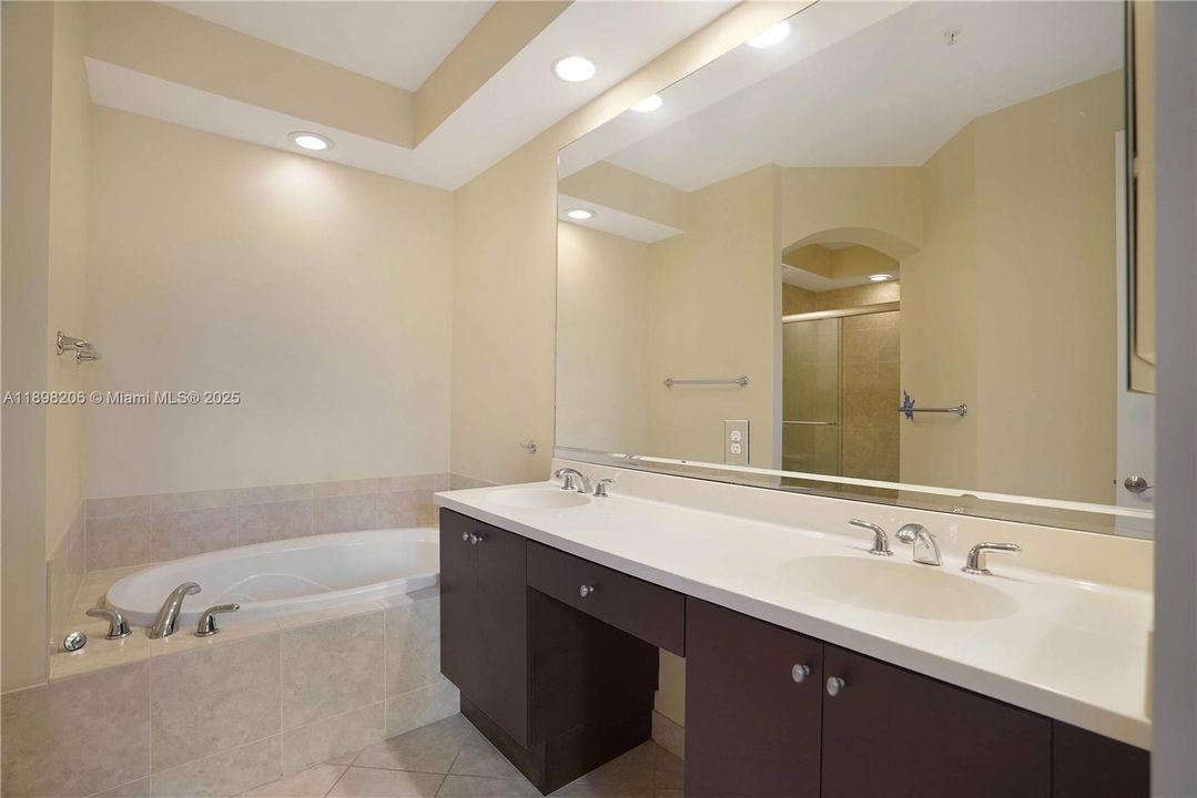 For Sale: $420,000 (2 beds, 2 baths, 1174 Square Feet)