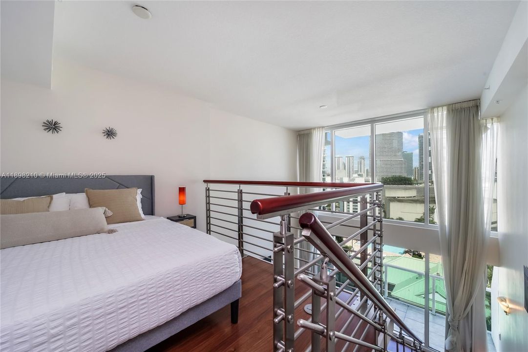 For Sale: $488,000 (1 beds, 1 baths, 952 Square Feet)