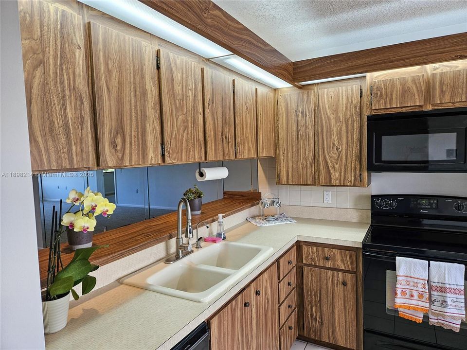 For Sale: $229,500 (2 beds, 2 baths, 1385 Square Feet)