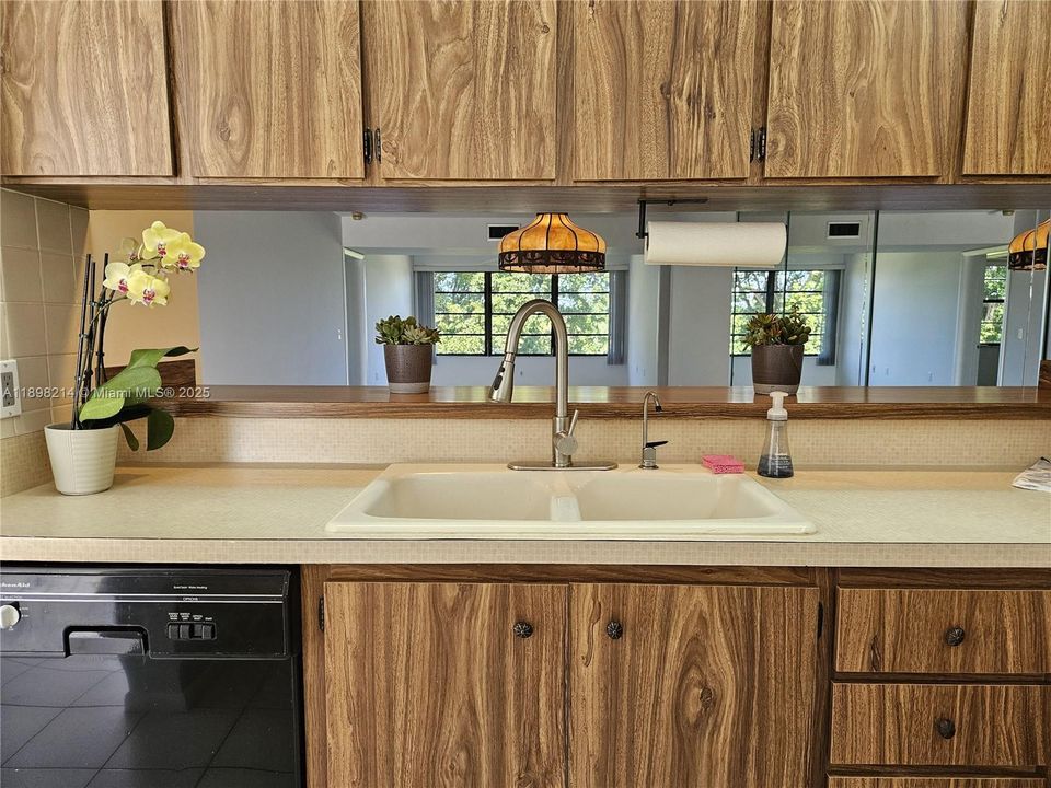 For Sale: $229,500 (2 beds, 2 baths, 1385 Square Feet)