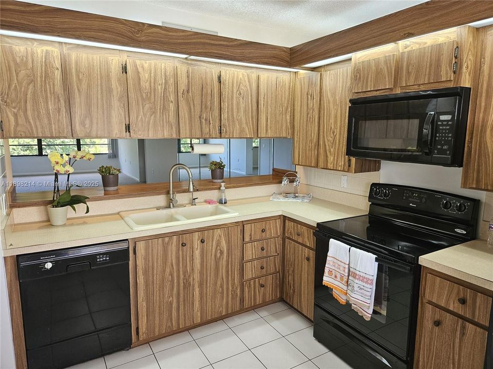 For Sale: $229,500 (2 beds, 2 baths, 1385 Square Feet)