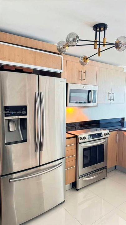 Под контрактом: $490,000 (0 спален, 1 ванн, 481 Квадратных фут)