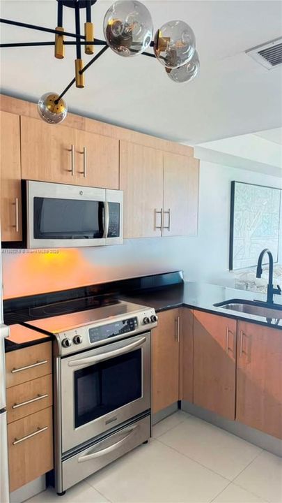 Под контрактом: $490,000 (0 спален, 1 ванн, 481 Квадратных фут)