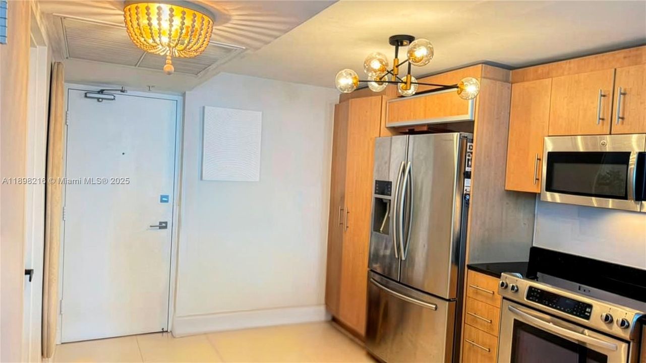 Под контрактом: $490,000 (0 спален, 1 ванн, 481 Квадратных фут)