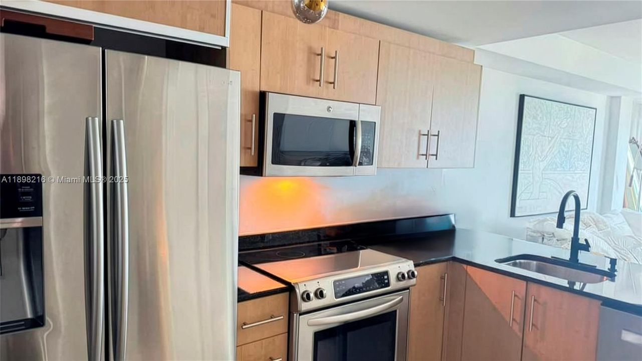 Под контрактом: $490,000 (0 спален, 1 ванн, 481 Квадратных фут)