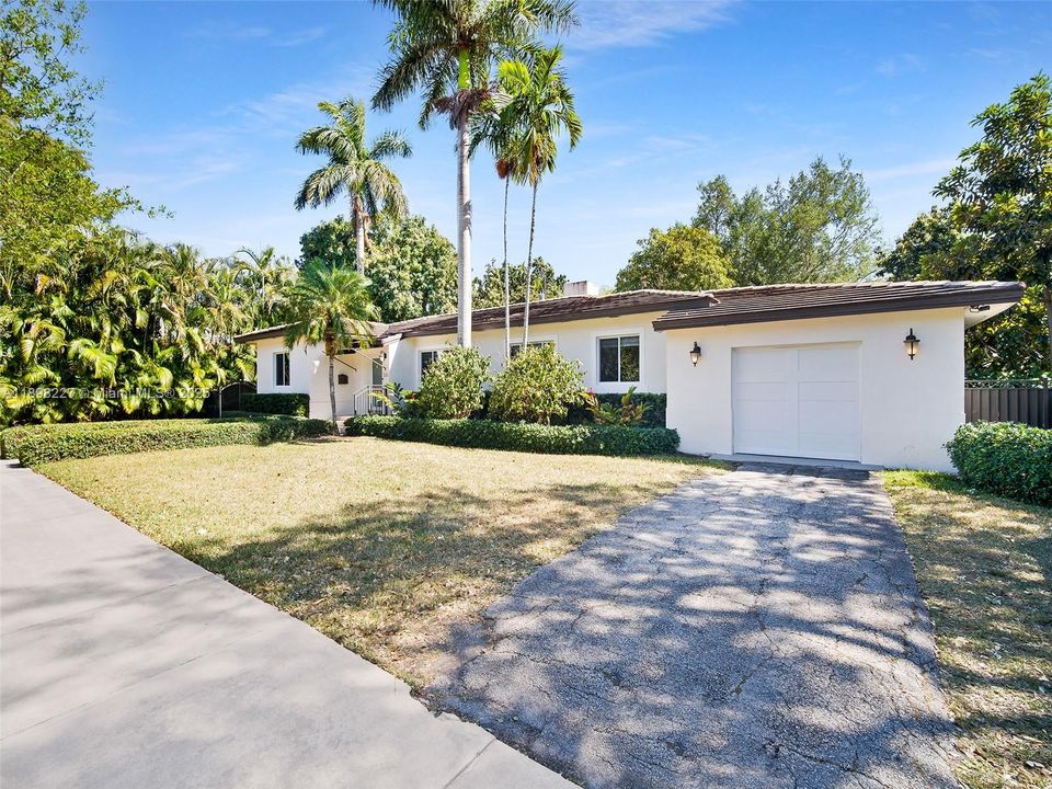 For Sale: $1,895,000 (3 beds, 2 baths, 1666 Square Feet)