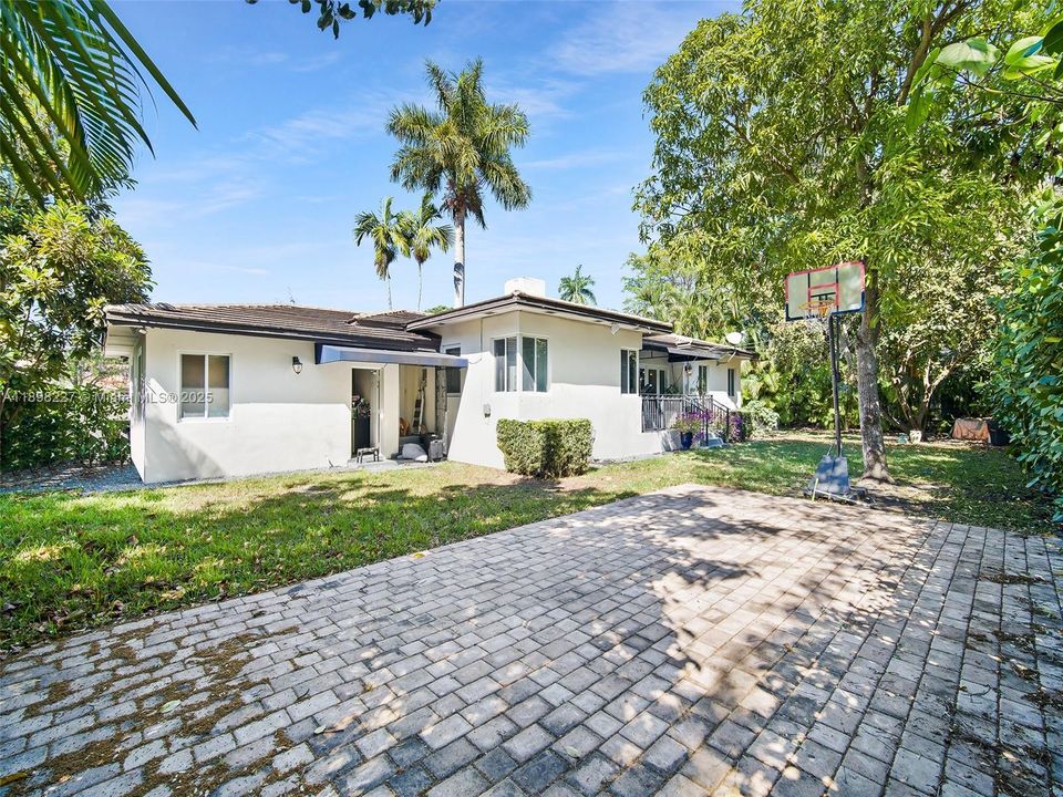 For Sale: $1,895,000 (3 beds, 2 baths, 1666 Square Feet)