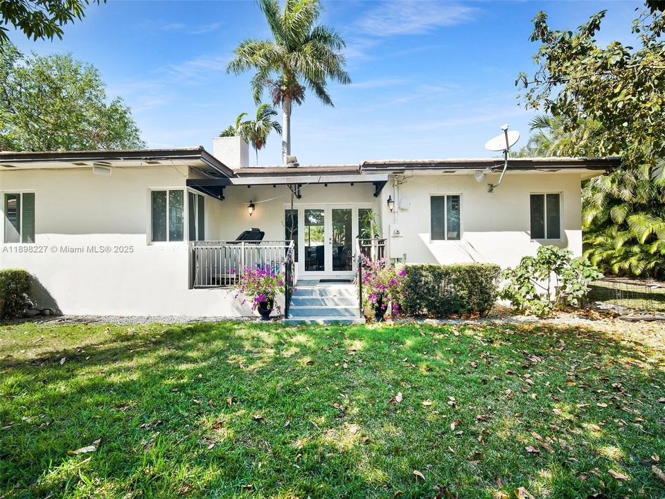 For Sale: $1,895,000 (3 beds, 2 baths, 1666 Square Feet)