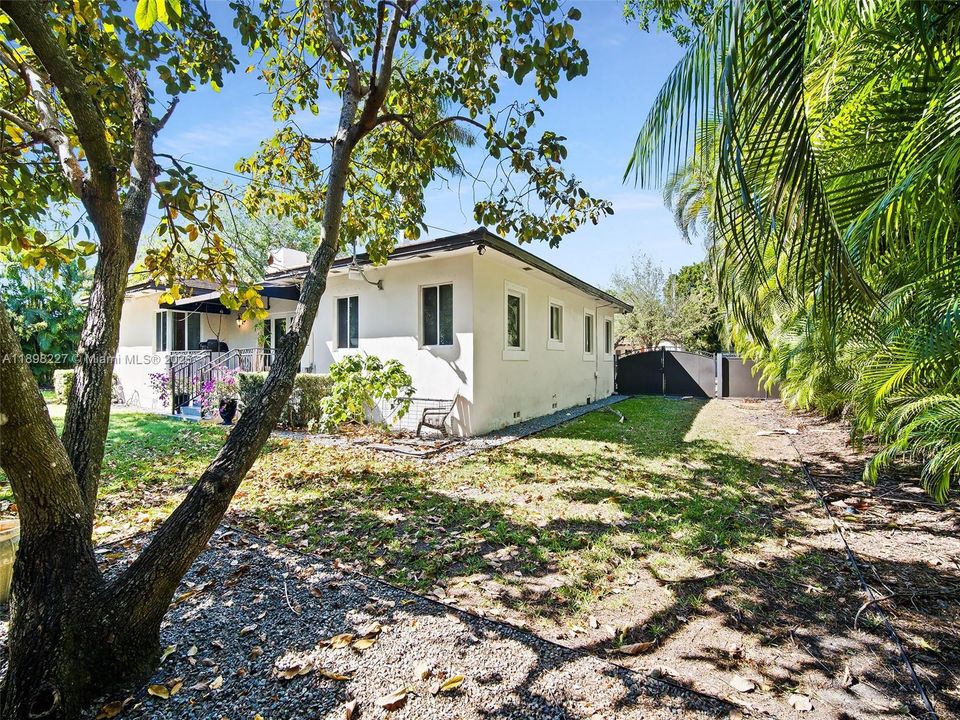 For Sale: $1,895,000 (3 beds, 2 baths, 1666 Square Feet)