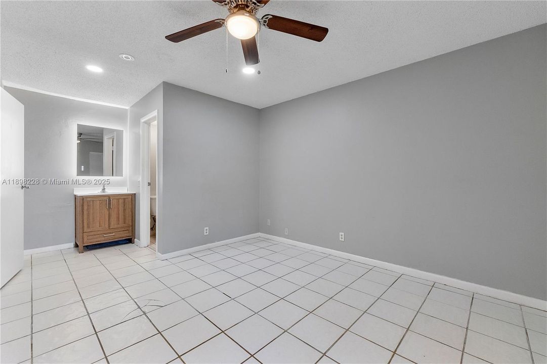 En Venta: $275,000 (4 camas, 3 baños, 2170 Pies cuadrados)