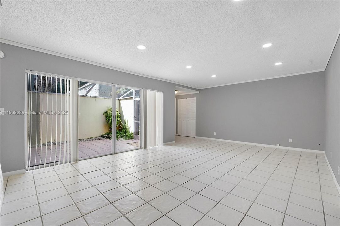 En Venta: $275,000 (4 camas, 3 baños, 2170 Pies cuadrados)