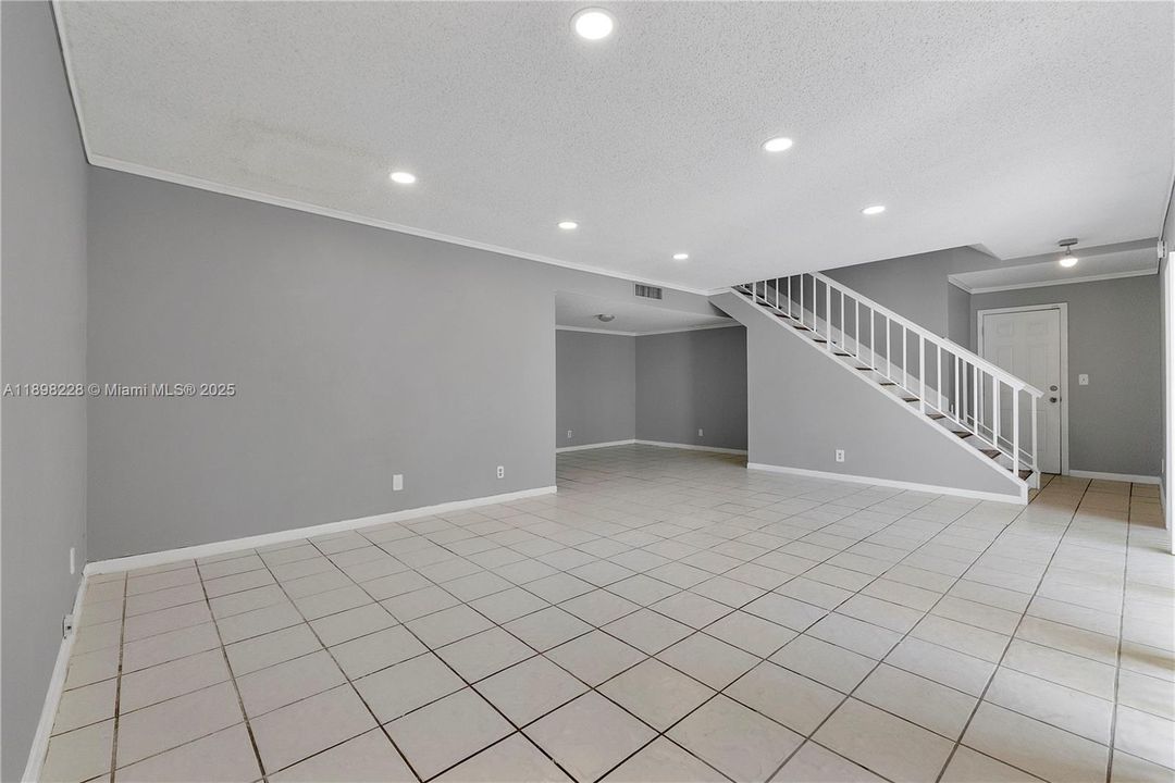 En Venta: $275,000 (4 camas, 3 baños, 2170 Pies cuadrados)