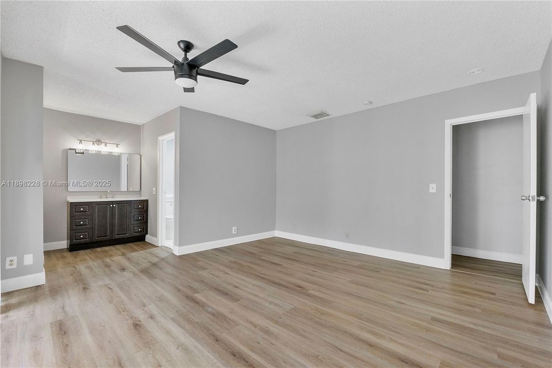 En Venta: $275,000 (4 camas, 3 baños, 2170 Pies cuadrados)