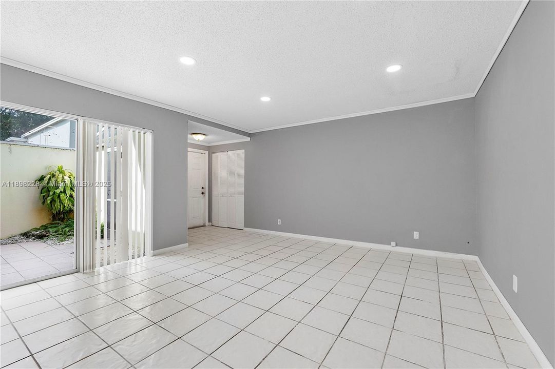 En Venta: $275,000 (4 camas, 3 baños, 2170 Pies cuadrados)