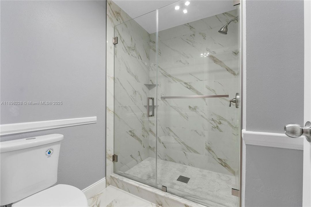 En Venta: $275,000 (4 camas, 3 baños, 2170 Pies cuadrados)