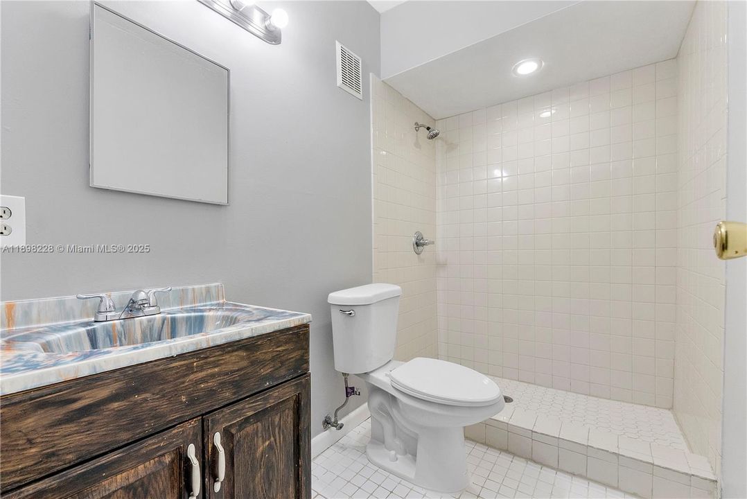 En Venta: $275,000 (4 camas, 3 baños, 2170 Pies cuadrados)