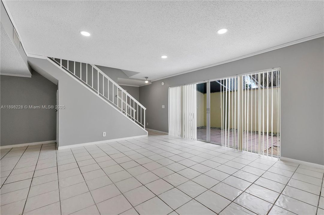 En Venta: $275,000 (4 camas, 3 baños, 2170 Pies cuadrados)