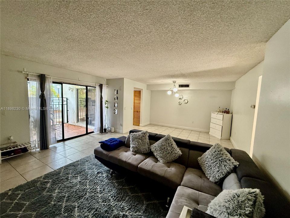 Под контрактом: $1,900 (1 спален, 1 ванн, 860 Квадратных фут)