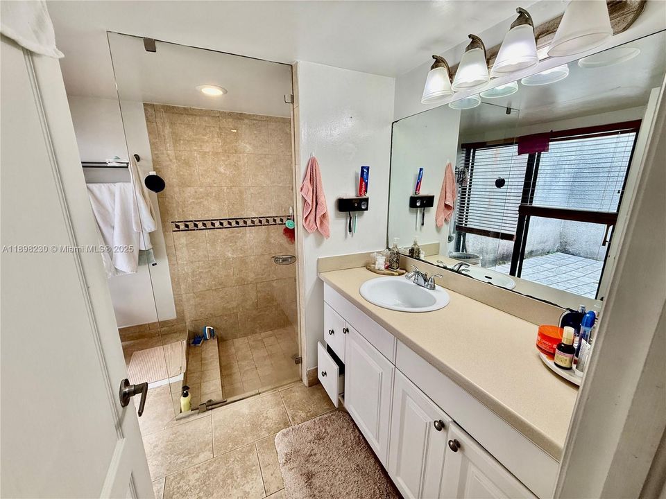 Под контрактом: $1,900 (1 спален, 1 ванн, 860 Квадратных фут)