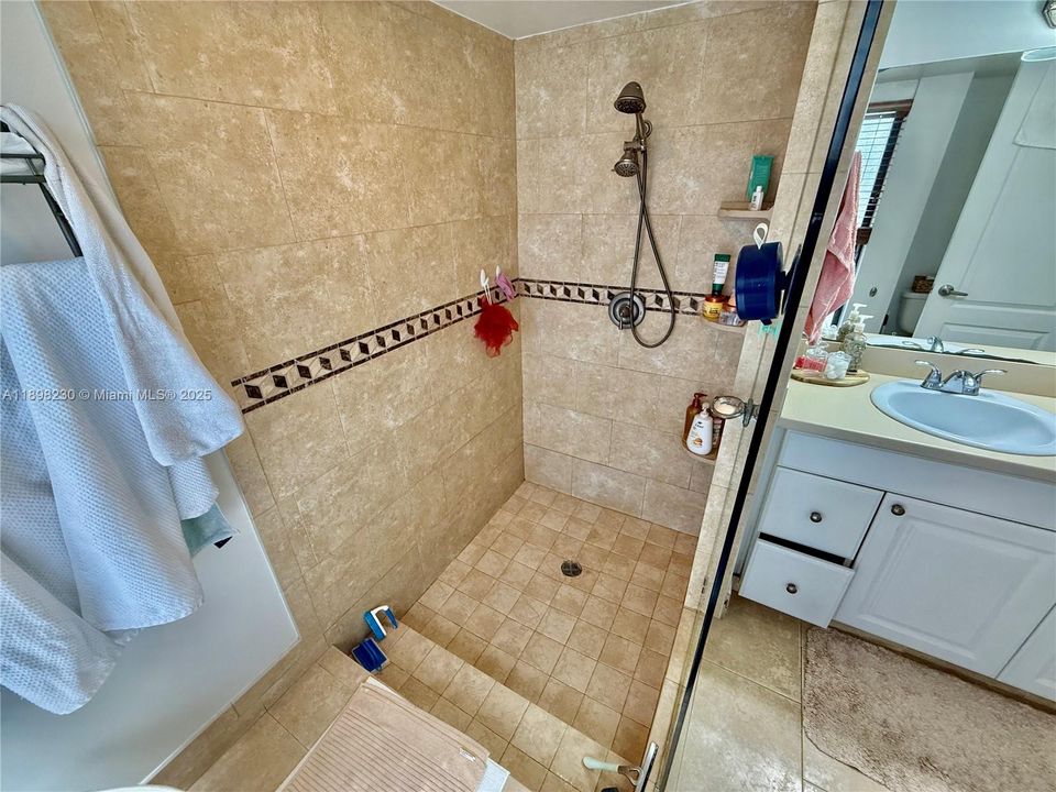 Под контрактом: $1,900 (1 спален, 1 ванн, 860 Квадратных фут)