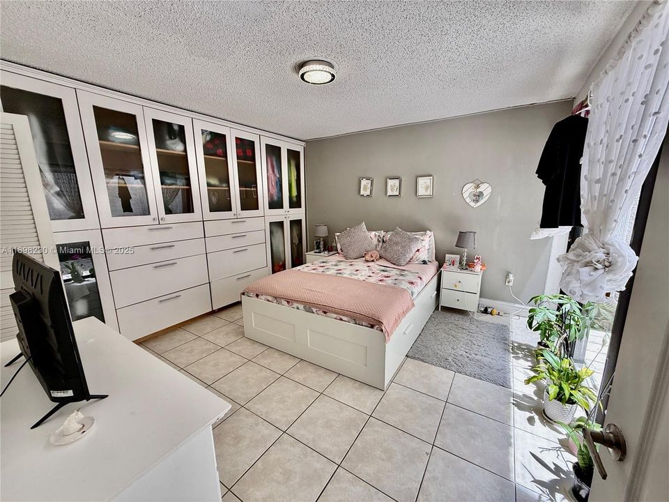 Под контрактом: $1,900 (1 спален, 1 ванн, 860 Квадратных фут)