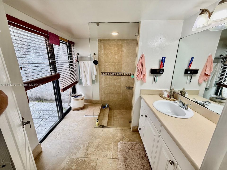 Под контрактом: $1,900 (1 спален, 1 ванн, 860 Квадратных фут)