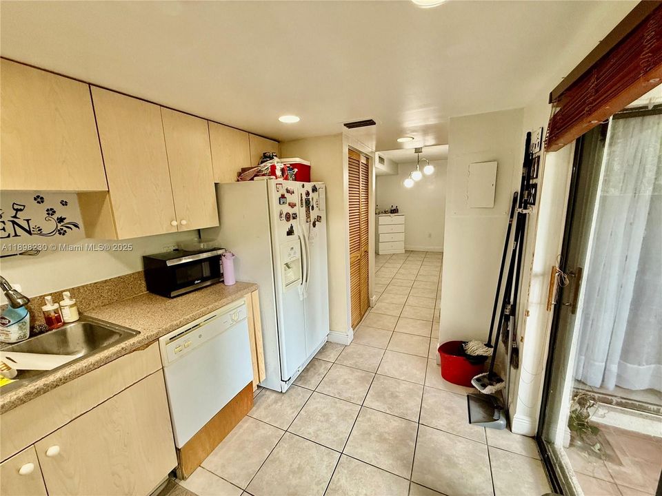 Под контрактом: $1,900 (1 спален, 1 ванн, 860 Квадратных фут)