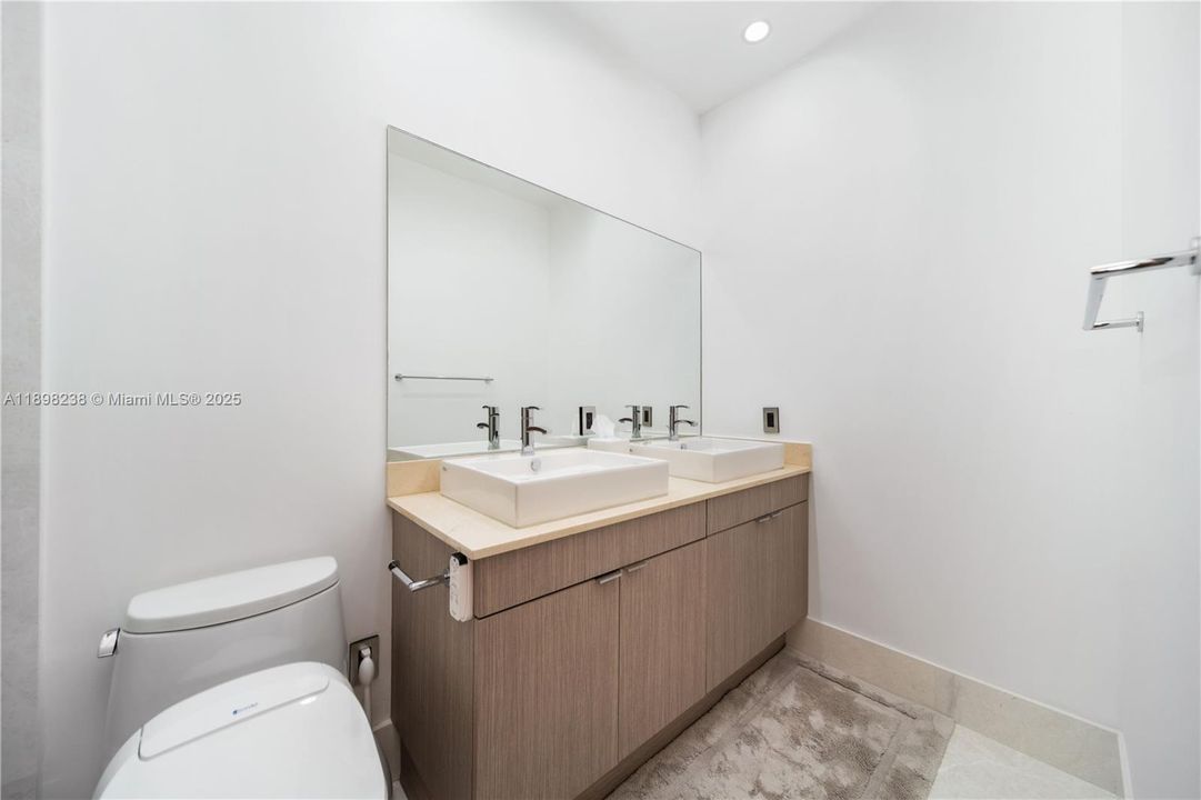 For Sale: $2,800,000 (4 beds, 4 baths, 3200 Square Feet)