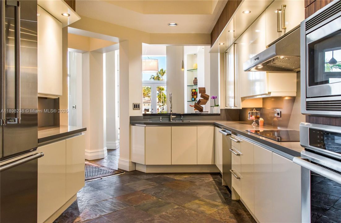 For Sale: $2,800,000 (4 beds, 4 baths, 3200 Square Feet)