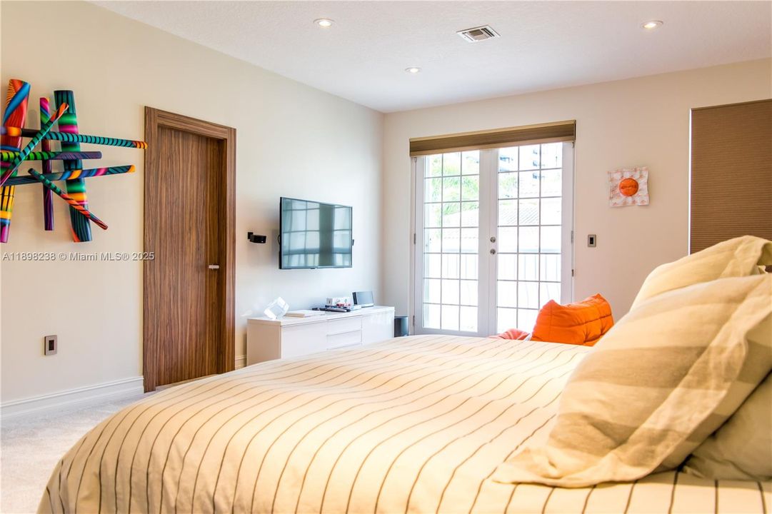 For Sale: $2,800,000 (4 beds, 4 baths, 3200 Square Feet)