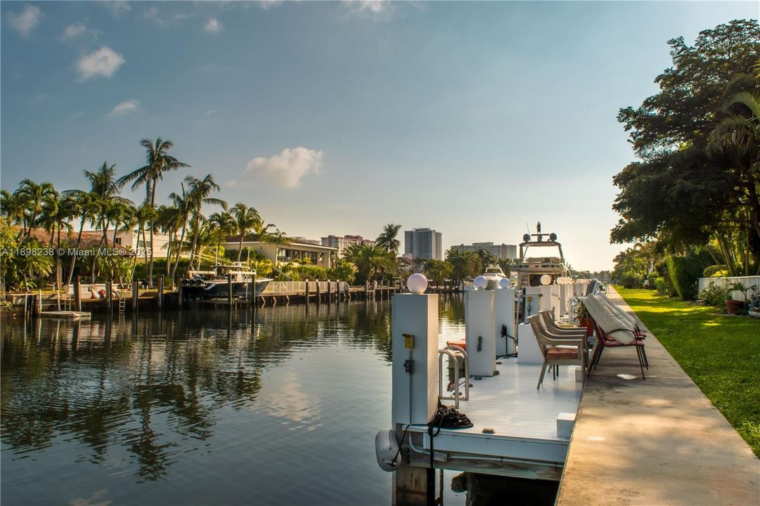 For Sale: $2,800,000 (4 beds, 4 baths, 3200 Square Feet)