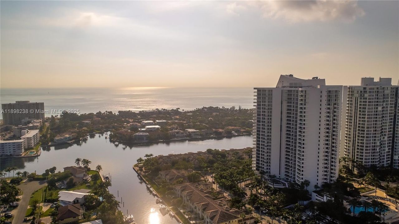 For Sale: $2,800,000 (4 beds, 4 baths, 3200 Square Feet)