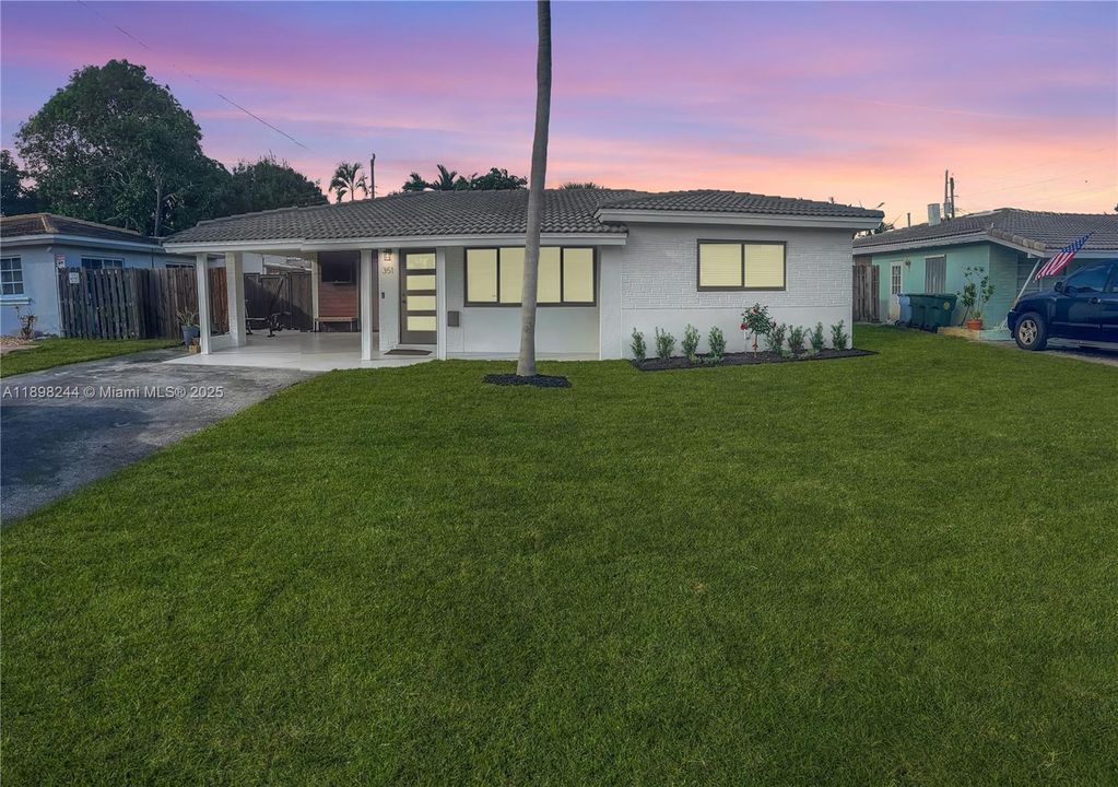 Active With Contract: $614,900 (3 beds, 2 baths, 1176 Square Feet)