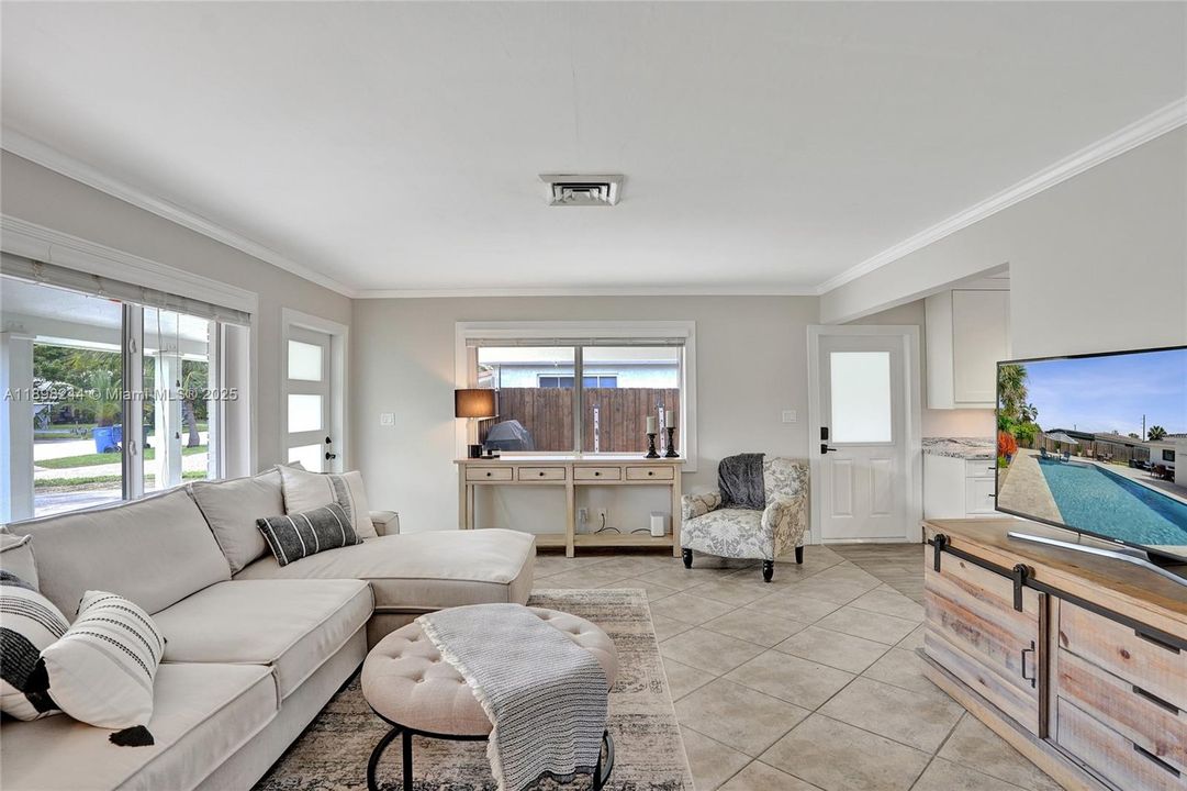 Active With Contract: $614,900 (3 beds, 2 baths, 1176 Square Feet)