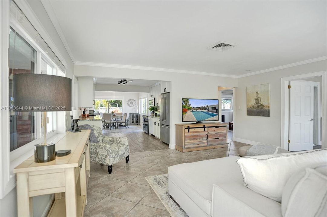 Active With Contract: $614,900 (3 beds, 2 baths, 1176 Square Feet)