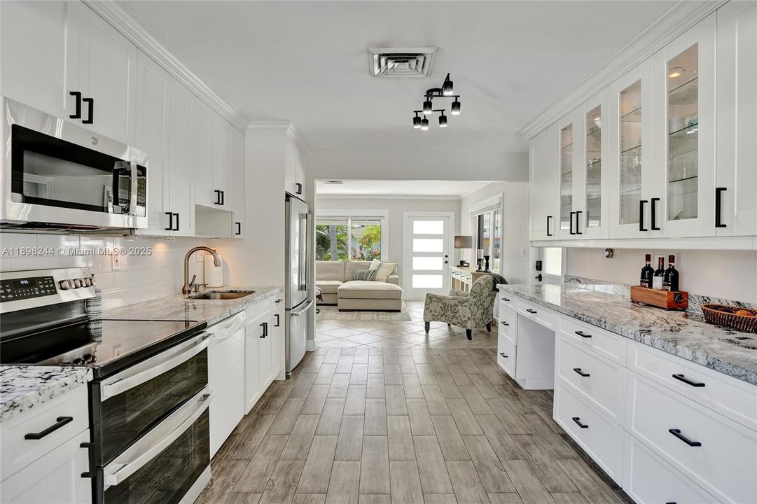 Active With Contract: $614,900 (3 beds, 2 baths, 1176 Square Feet)