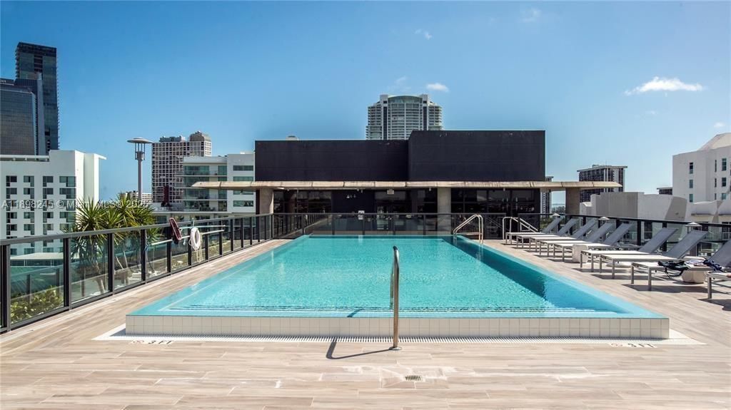 For Sale: $375,000 (1 beds, 1 baths, 714 Square Feet)